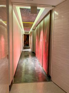einen Flur in einem Gebäude mit rosa Wänden in der Unterkunft Hotel Venus Garden(Adult Only) in Nagoya