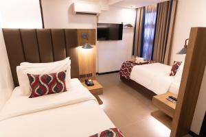 Postel nebo postele na pokoji v ubytování UNWND Boutique Hotel Makati