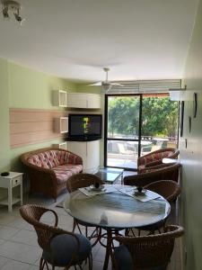 ein Wohnzimmer mit einem Tisch und Stühlen in der Unterkunft LINDO APARTAMENTO NA PRAIA BRAVA in Florianópolis