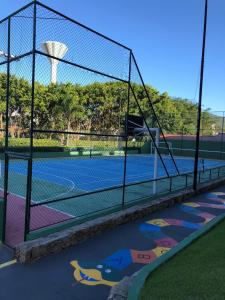 einen Tennisplatz mit einem Netz auf einem Tennisplatz in der Unterkunft LINDO APARTAMENTO NA PRAIA BRAVA in Florianópolis