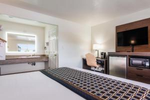 um quarto de hotel com uma cama e um lavatório em Rodeway Inn near Downtown Monterey em Monterey