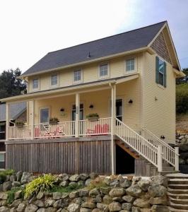 una casa con porche y valla en Mermaids Grotto, en Lincoln City