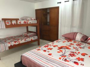 um quarto com 2 camas e um beliche em HOSPEDAJE CARIBE EXPRESS em Cartagena das Índias