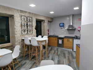 A cozinha ou kitchenette de ALOJAMENTO GIRASSOL - Guest House - Quarto com casa de banho privativa