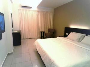 Postel nebo postele na pokoji v ubytování Villa Hotel Segamat + 3 fotografie
