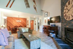 sala de estar con sofá y chimenea en Aspen Creek #306 Condo, en Mammoth Lakes