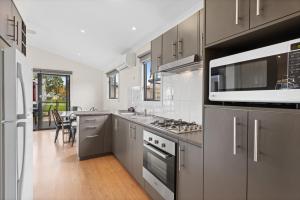 Kuchyň nebo kuchyňský kout v ubytování Discovery Parks - Geelong