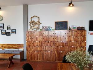 una parete in legno in una stanza con tavolo e panca di Sapa Capsule Hotel a Sa Pa