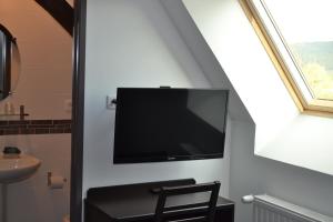 En TV eller et underholdningssystem på Hotel Le Saint Julien