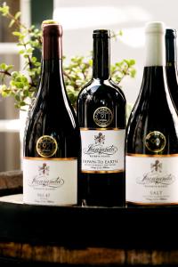 Jacaranda Wine And Guestfarm italokat is kínál