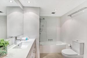 Koupelna v ubytování Breakers North Absolute Beachfront Apartments - Official