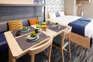 um quarto com uma mesa de jantar e uma cama em MONday Apart Premium AKIHABARA em Tóquio