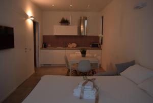 a room with a couch and a table and a kitchen at Villa Alcova in Caorle