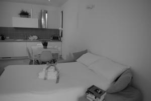 a bedroom with a bed and a table and a kitchen at Villa Alcova in Caorle