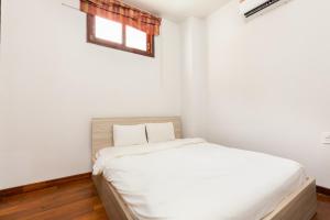 Postel nebo postele na pokoji v ubytování Dlux Saigon