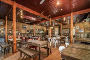 A restaurant or other place to eat at Dargo Hotel