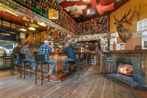 un grupo de hombres sentados en un bar en un pub en Dargo Hotel, en Dargo