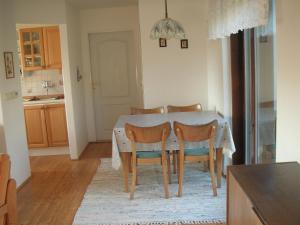 uma mesa de jantar e cadeiras numa cozinha em Prázdninový dům Cihelna em Strmilov