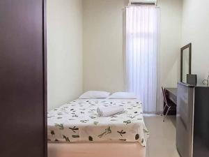 Katil atau katil-katil dalam bilik di Avalon Karawaci Mitra RedDoorz