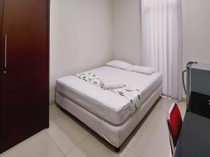 Katil atau katil-katil dalam bilik di Avalon Karawaci Mitra RedDoorz