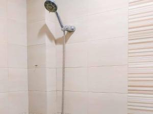 Bilik mandi di Avalon Karawaci Mitra RedDoorz