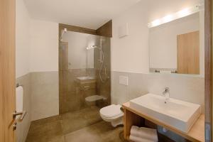 een badkamer met een wastafel, een toilet en een douche bij Appartement Bergkristall in San Giovanni in Val Aurina