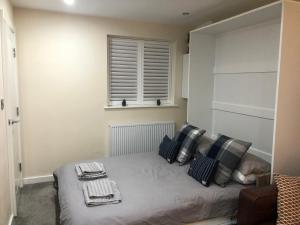 M60 Modern Studio Appartment with free parking tesisinde bir odada yatak veya yataklar