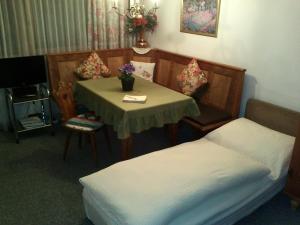 サンクト・ジョアン・イン・チロルにあるApartment A'Hornのテーブル、ベッド、テーブル、椅子が備わる客室です。