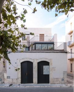 a house with a balcony on top of it at La Casa del Canal in Roquetas