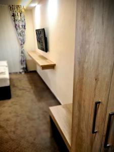 a hallway with a wooden door in a room at Beconia Riverside in Văliug