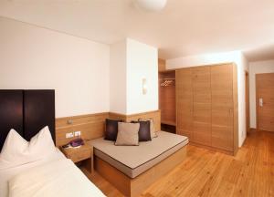 A bed or beds in a room at Hotel Rierhof