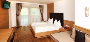 A bed or beds in a room at Hotel Rierhof
