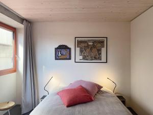 sypialnia z łóżkiem i oknem w obiekcie Gästehaus am Lagerplatz w mieście Winterthur