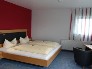 Postel nebo postele na pokoji v ubytování Hotel Gasthaus Krone