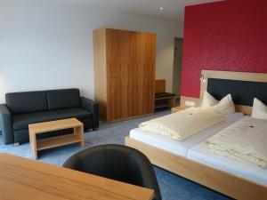 Postel nebo postele na pokoji v ubytování Hotel Gasthaus Krone