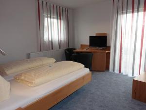 Postel nebo postele na pokoji v ubytování Hotel Gasthaus Krone