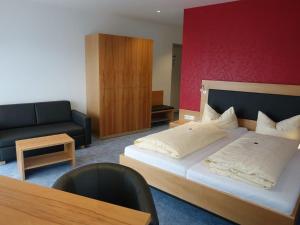 Postel nebo postele na pokoji v ubytování Hotel Gasthaus Krone