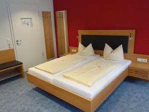 Postel nebo postele na pokoji v ubytování Hotel Gasthaus Krone