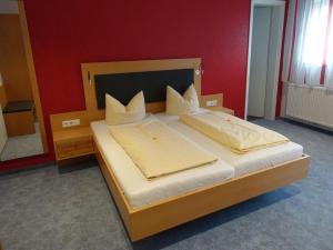 Postel nebo postele na pokoji v ubytování Hotel Gasthaus Krone