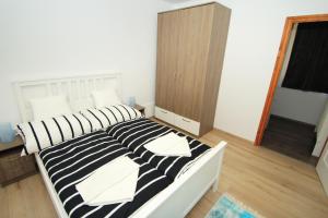 A bed or beds in a room at Aquilo Apartmanok