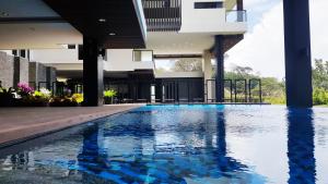 Bazén v ubytování Escape Condominiums Beachfront Suites - Mae Phim nebo v jeho okolí