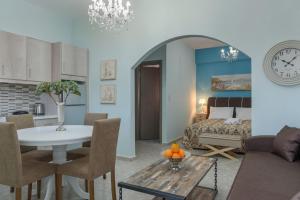 Χώρος καθιστικού στο Spyros Apartments with Pool