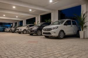 uma fila de carros estacionados num parque de estacionamento em Madras Regency em Chennai