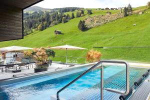 Бассейн в Hotel Tirolerhof 4 Sterne Superior или поблизости