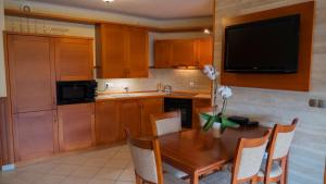 Kuchyň nebo kuchyňský kout v ubytování Aart Apartman + 7 fotografií