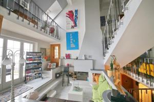 ein Wohnzimmer mit einer Treppe und Bücherregalen in der Unterkunft B&B Corseaux Beach & Riviera Beach in Vevey
