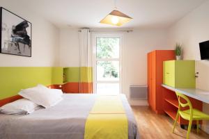 una camera da letto con un letto, una scrivania e una finestra di La Villa Blanche - 18 personnes a Pénestin