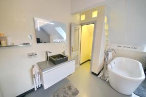 Corseaux Beach rooms-Riviera Beach apartments的一间浴室