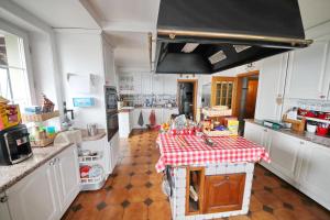 Corseaux Beach rooms-Riviera Beach apartments的厨房或小厨房
