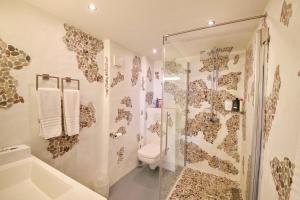 Corseaux Beach rooms-Riviera Beach apartments的一间浴室